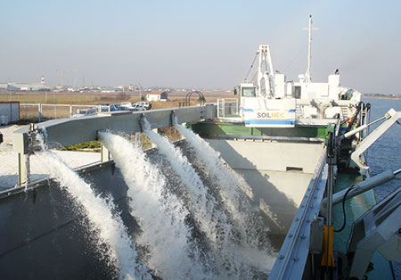 Motor dredger Jarif, beginning of the loading phase