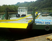 I cordoli di acciaio (gialli) che delimitano il piano di transito