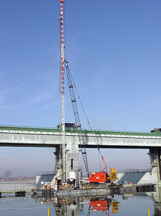 Pontoon for micro concrete posts. The float shape allows an extreme precision in their positioning