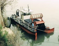 Depolluting vessel with fixed disc-oil and tip-up basket and open bow